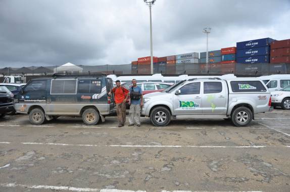 Prontos e felizes (eu e o argentino Patricio) depois da inspeção antinarcóticos em Cartagena, na Colômbia